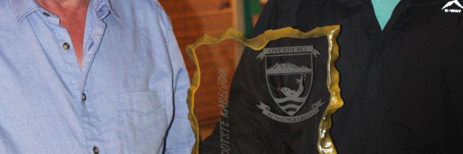 Maynard van Niekerk (links) oorhandig MornÃ© Olivier se pryse tydens die prysuitdelingsfunksie